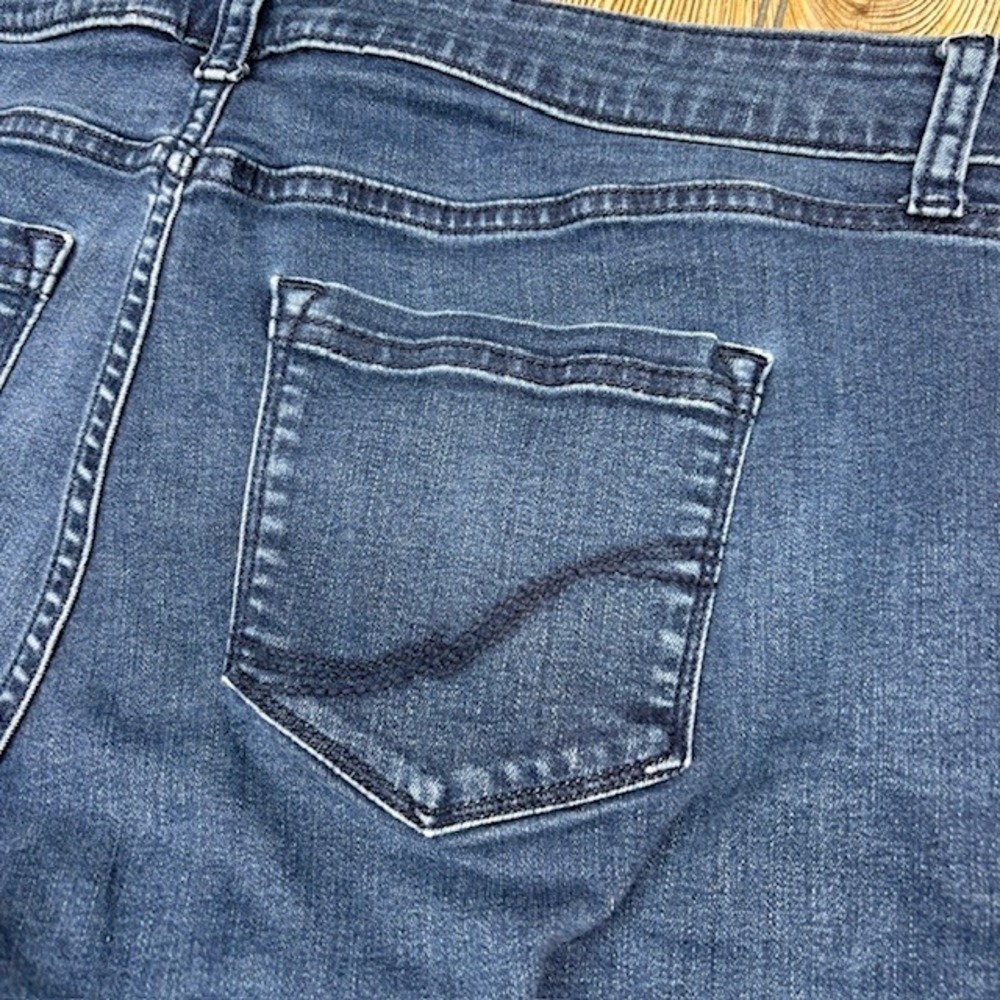 Croft & Barrow Premium Denim Bermuda Shorts Womens 12 Blue Stretch Dark Wash - Picture 8 of 8